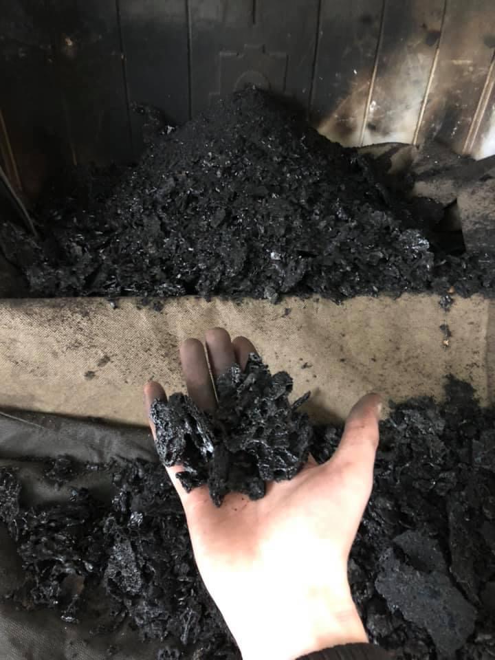 Een hand vol roet en aanslag, uit een schoorsteen geveegd